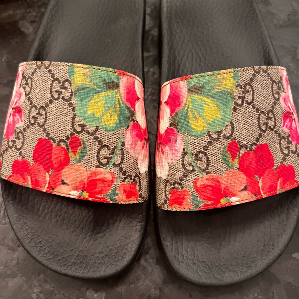 EUC Gucci Bloom Slides size 36 box included